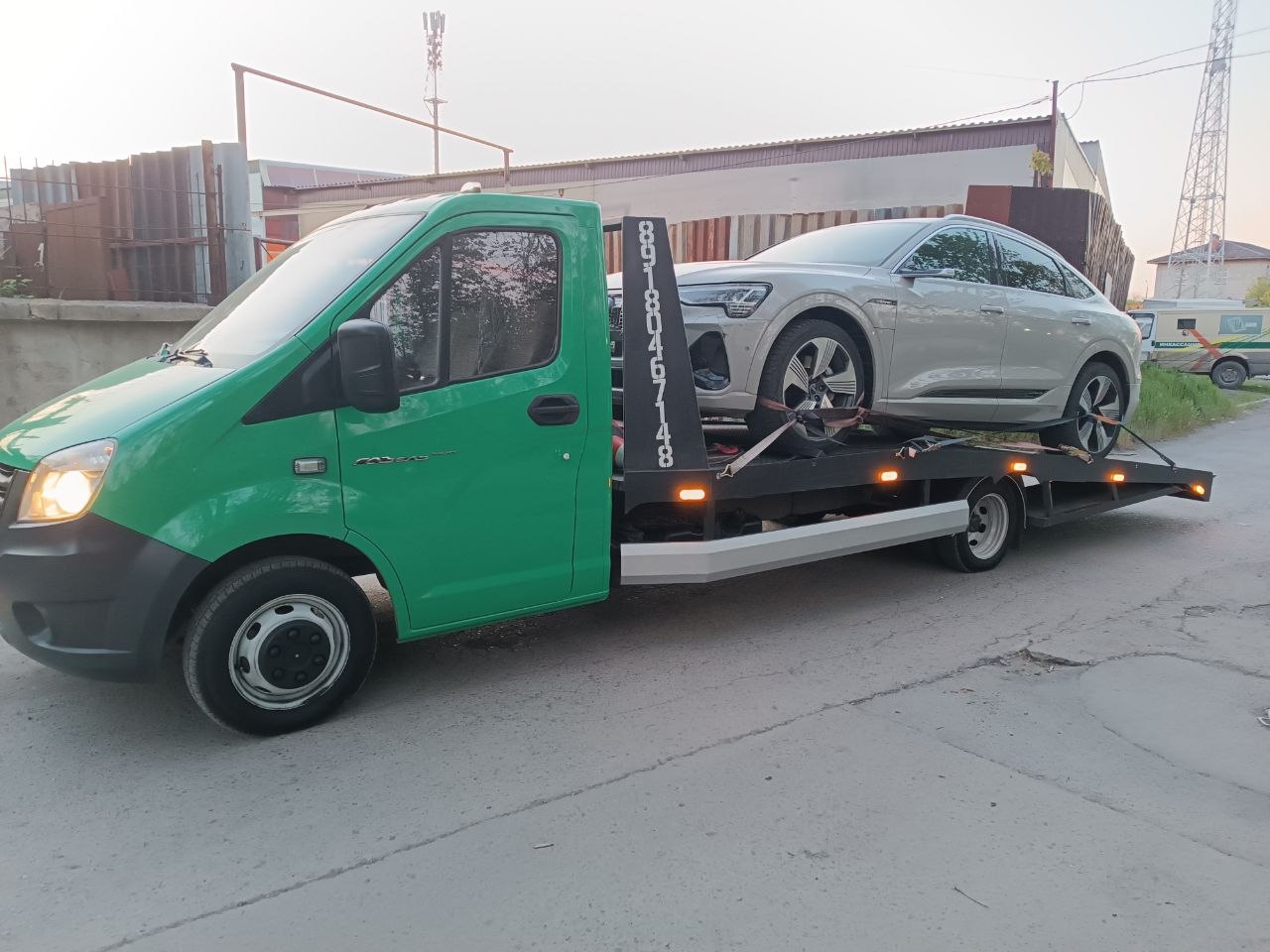 Эвакуатор выполняет перевозку автомобиля